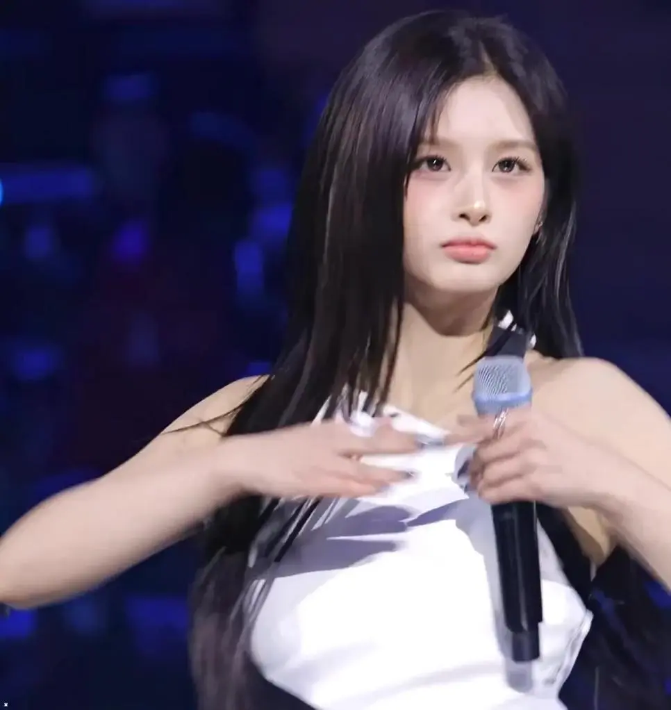 화장 연하게 한 설윤