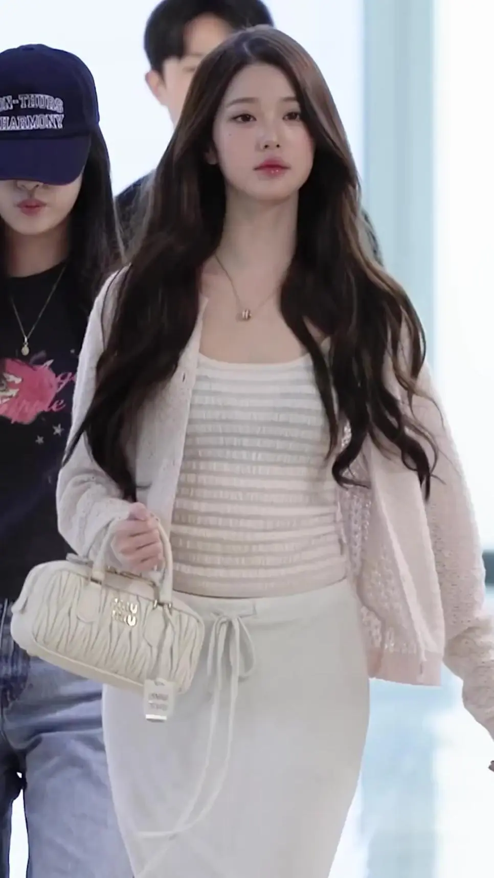 오늘자 장원영 시스루 공항패션
