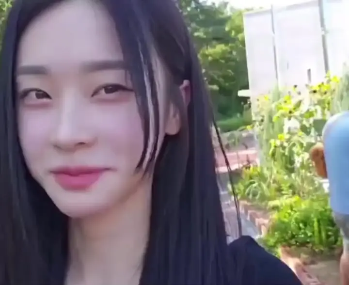 꽃다발로 여잘 웃게하는 남자